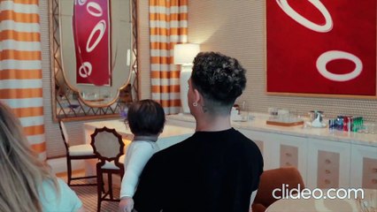 On a business trip  Vegas The most famous ace Family