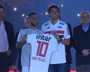 São Paulo - Kaká présente le maillot à Dani Alves