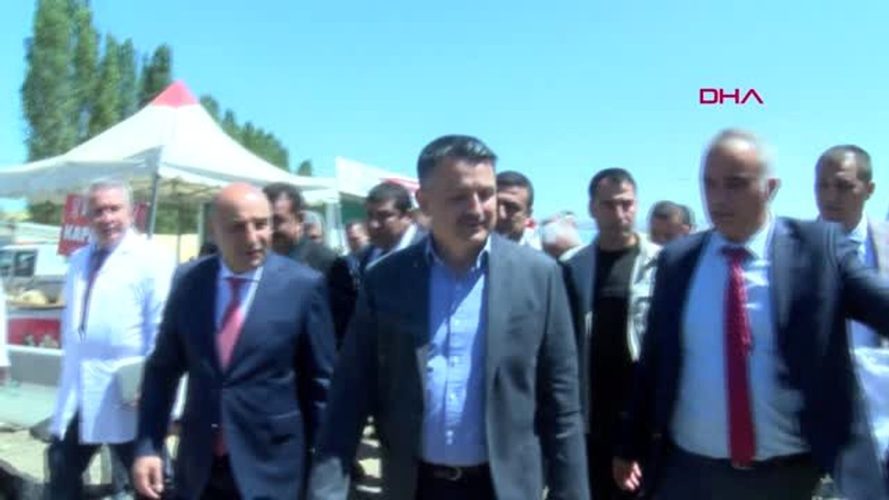 Bakan Pakdemirli Ankara'da hayvan pazarını ziyaret etti