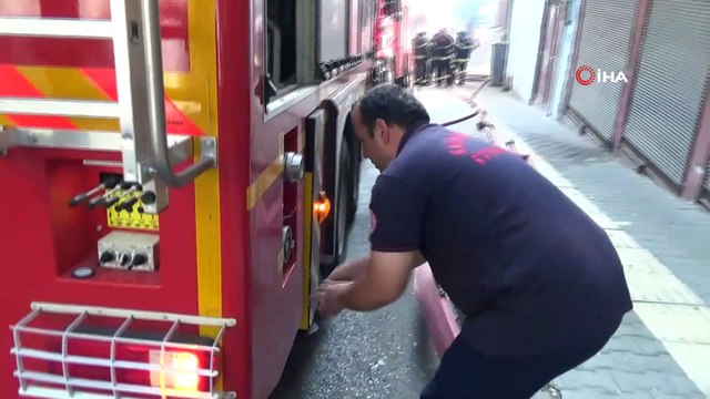 Tarihi ahşap binada yangın çıktı, alevlerin sıçradığı diğer binalarda kullanılamaz hale geldi