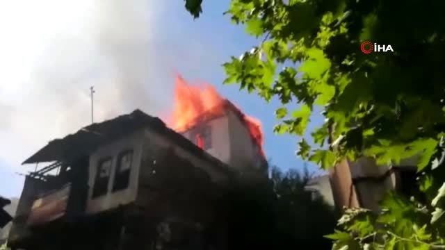 Tarihi ahşap binada yangın çıktı, alevlerin sıçradığı diğer binalarda kullanılamaz hale geldi