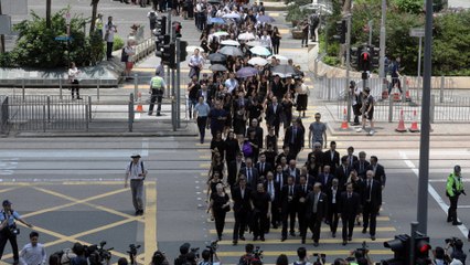 下载视频: Dressed in black, thousands of Hong Kong lawyers marched in silence to slam ‘political prosecution’ of arrested extradition bill protesters