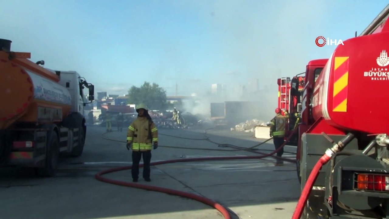 Sefaköy'de atık deposunda yangın çıktı, gökyüzünü dumanlar kapladı
