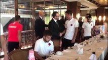 Bakan Kasapoğlu, Özdemir Görme Engelli Futbol Milli Takımı ile buluştu