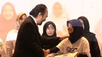 Surya Paloh Serahkan Beasiswa untuk Penerima OSC