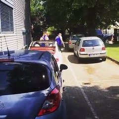 Homens viram carros ao contrário por estarem mal estacionados