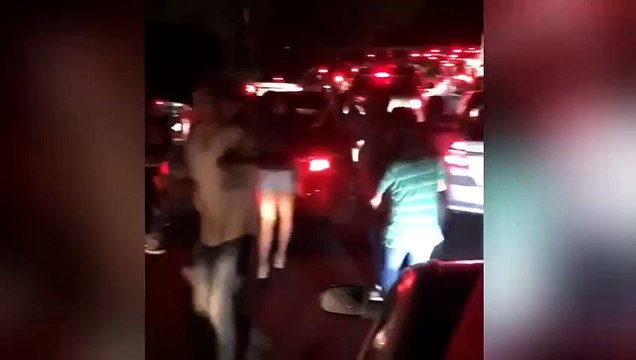 Des automobilistes pris dans un embouteillage improvisent une petite danse !