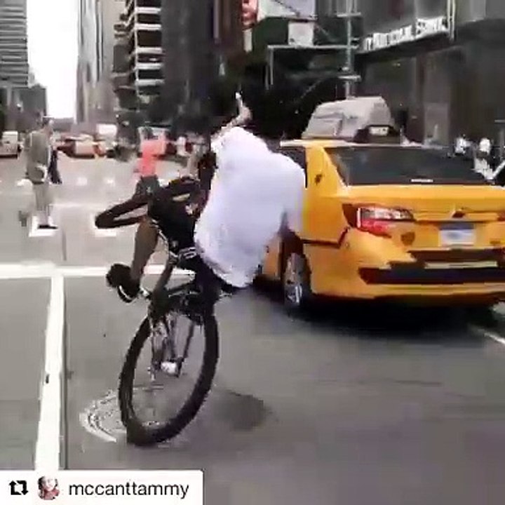 Il roule en roue arrière en plein New York en VTT et prend d'énormes risques