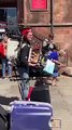 Cet artiste de rue surdoué joue de 6 instruments en même temps