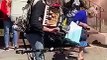 Cet artiste de rue surdoué joue de 6 instruments en même temps