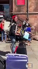 Cet artiste de rue surdoué joue de 6 instruments en même temps