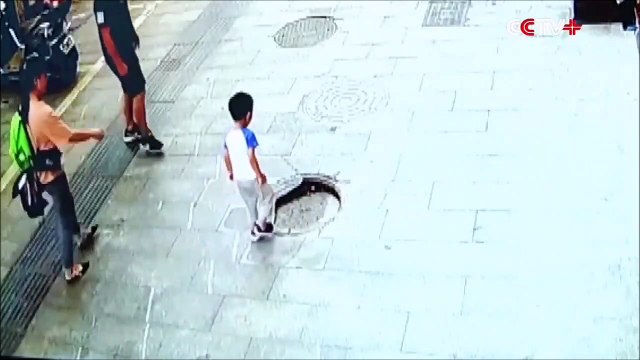 Cet enfant a eu la mauvaise idée de marcher sur une plaque d'égout... Belle gamelle