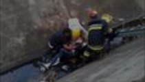 Motociclista atropellado cae a caño de aguas residuales