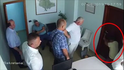 Report TV - Si hapet dera e zyrës së kryebashkiakut të Kamzës