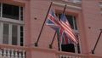 Cubanos lucen la bandera de Estados Unidos a la espera de Barack Obama