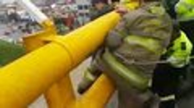 En video: Polic√≠a rescata a un hombre que intentaba suicidarse desde puente en Bogot√°