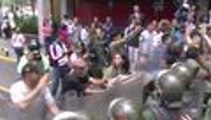 En video: el ataque de chavistas a diputados opositores frente al CNE en Venezuela