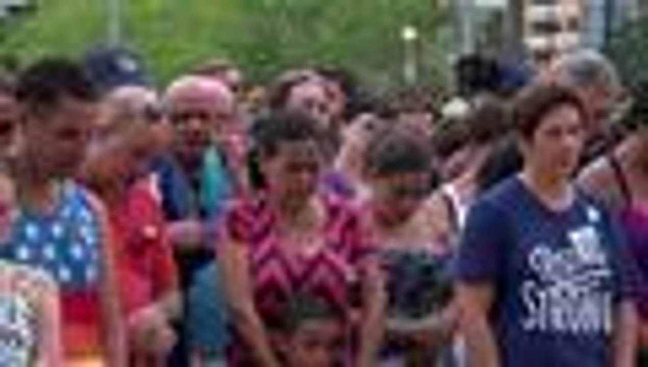 Velas, lágrimas y canto en vigilia por víctimas de Orlando