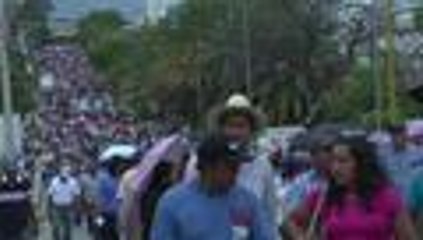 Maestros marcharon en Oaxaca tras violencia que dejó 10 muertos
