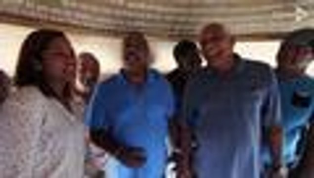 Orquesta AragoÃÅn de Cuba visita museo de Jairo Varela