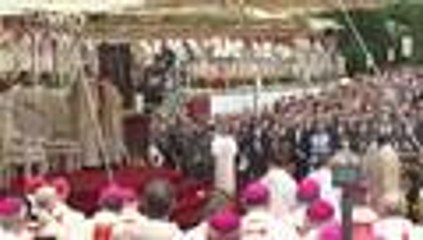 En video: susto tras caída del papa Francisco en misa en Polonia