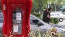 En video: ¿se olvidaron los caleños de los teléfonos públicos?