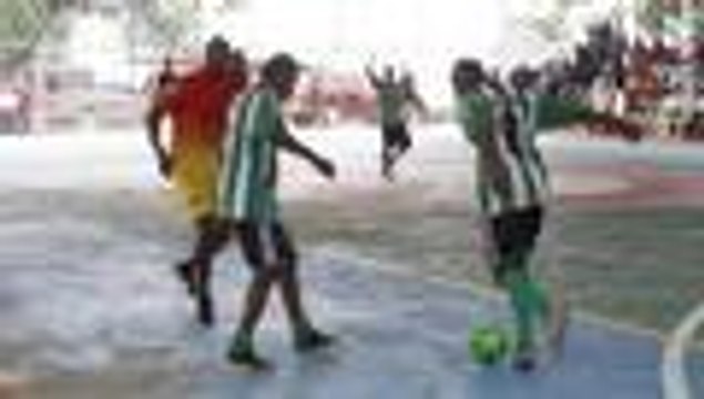 En video: el 'Tino' Asprilla y otros exjugadores inaugurararon polideportivo de La Elvira