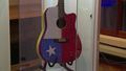 Guitarra de Carlos Vives fue subastada por 8.400 dólares