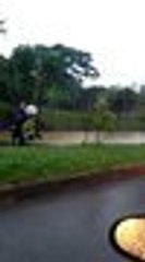 Así rescataron guardas de tránsito a niños cercados por el agua en el sur de Cali