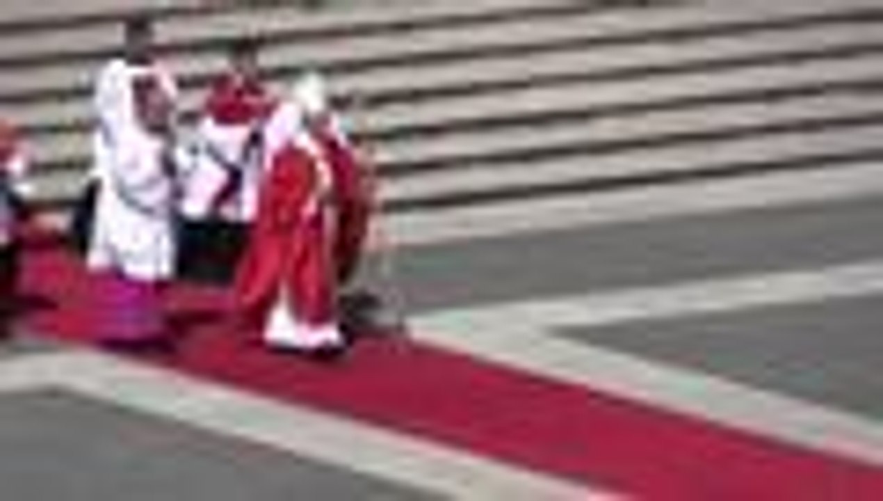 El papa Francisco condenó hoy con firmeza la guerra y el terrorismo durante la misa que presidió en el Vaticano este Domingo de Ramos, el mismo día en el que al menos 22 personas han muerto en un atentado en Egipto.