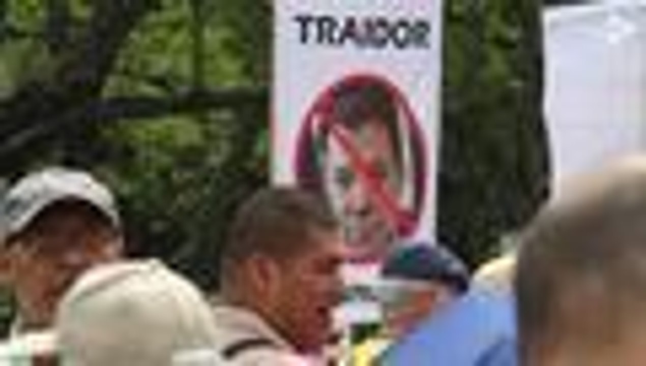 Marcha opositores contra gobierno de Santos
