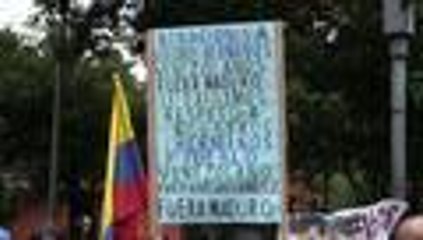 Venezolanos y políticos protestan en embajada de Bogotá