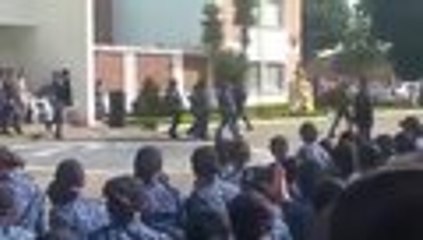 En video: Un agente del INPEC arrollado en un simulacro por un bus