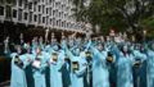 Activistas marchan contra Trump en Londres vestidos de estatua de la Libertad