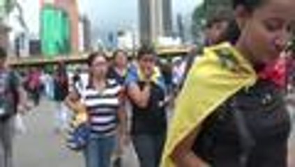 Opositores marchan en memoria de joven muerto en medio de protesta