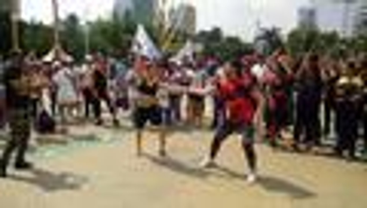 En video: a ritmo de Salsa, bailarines defienden vallas de seguridad en el Salsódromo de Cali