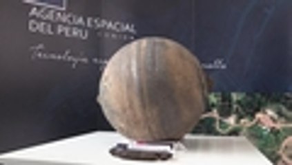 Perú muestra esferas de metal caídas del cielo en la región sureña de Puno