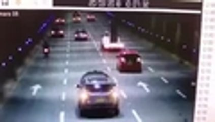 Video: investigan impresionante accidente en el túnel de la Avenida ColombiaVideo: investigan impresionante accidente en el túnel de la Avenida Colombia