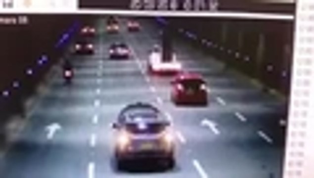Video: investigan impresionante accidente en el túnel de la Avenida ColombiaVideo: investigan impresionante accidente en el túnel de la Avenida Colombia