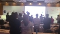 En video: La SIP interrumpe su reunión para aplaudir de pie a periodistas ecuatorianos