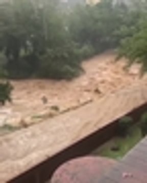 Video del rescate de los Bomberos a vehículo atrapado