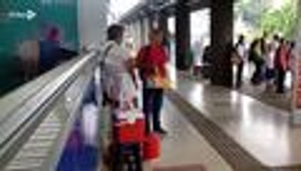 En video: cada dos minutos se sube un vendedor ambulante a los buses del MÍO