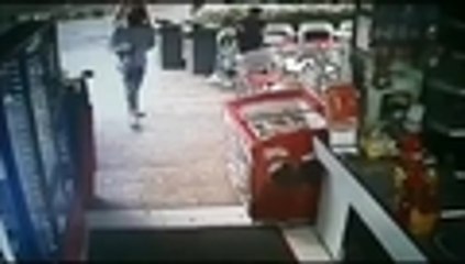 En video: dos hombres hurtan minimarket en Prados del Limonar, sur de Cali