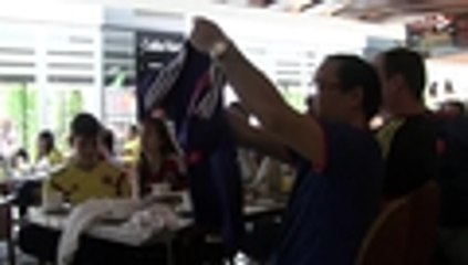 Japonés en Cali se cambia de camisa después del gol a Colombia