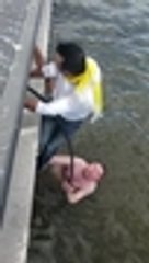 Colombianos rescatan a ruso borracho en el río Volga