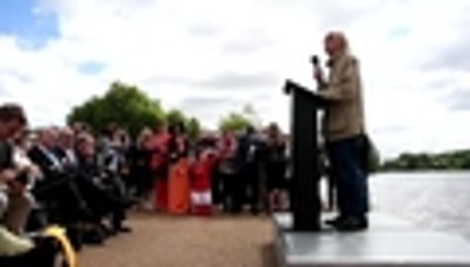 En video: una escultura de 7.000 barriles de metal 'adorna' el lago de Hyde Park, en Londres