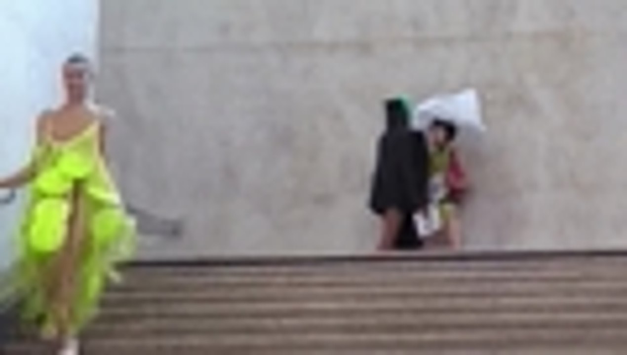 un desfile de modas en París rompe con muchas de las reglas clásicas de la moda