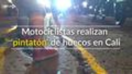 Motociclistas realizan 'pintatón' de huecos en Cali