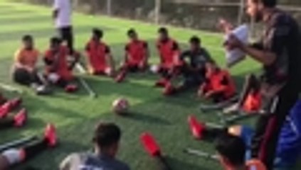 Video herunterladen: El primer equipo de fútbol para amputados en la Franja de Gaza sale a las canchas