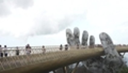 Video el fantástico puente que es sostenido por las 'manos de los dioses' en Vietnam